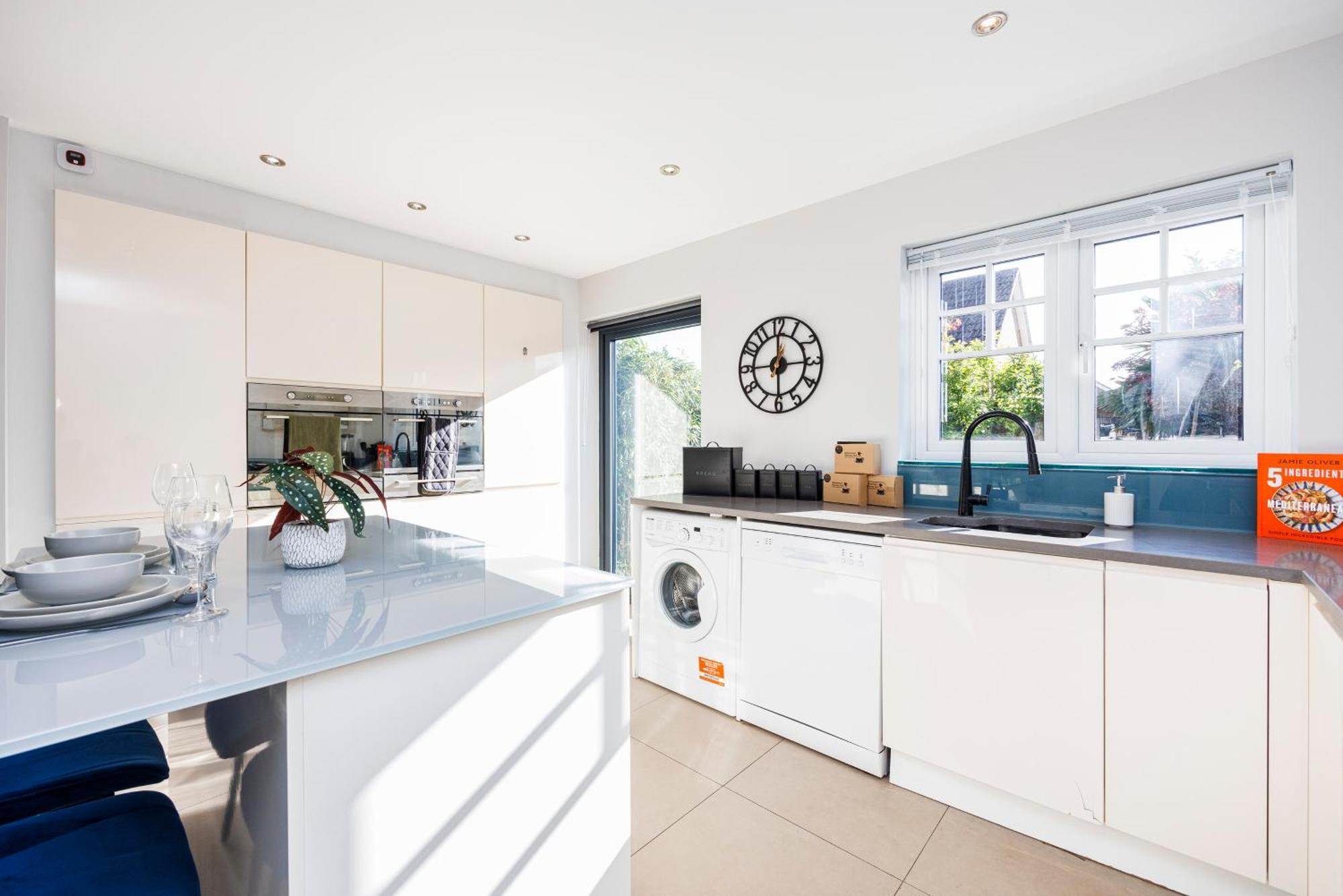 4 Bed Townhouse In Uxbridge Ideal For Families Or Contractors Hillingdon Exterior photo