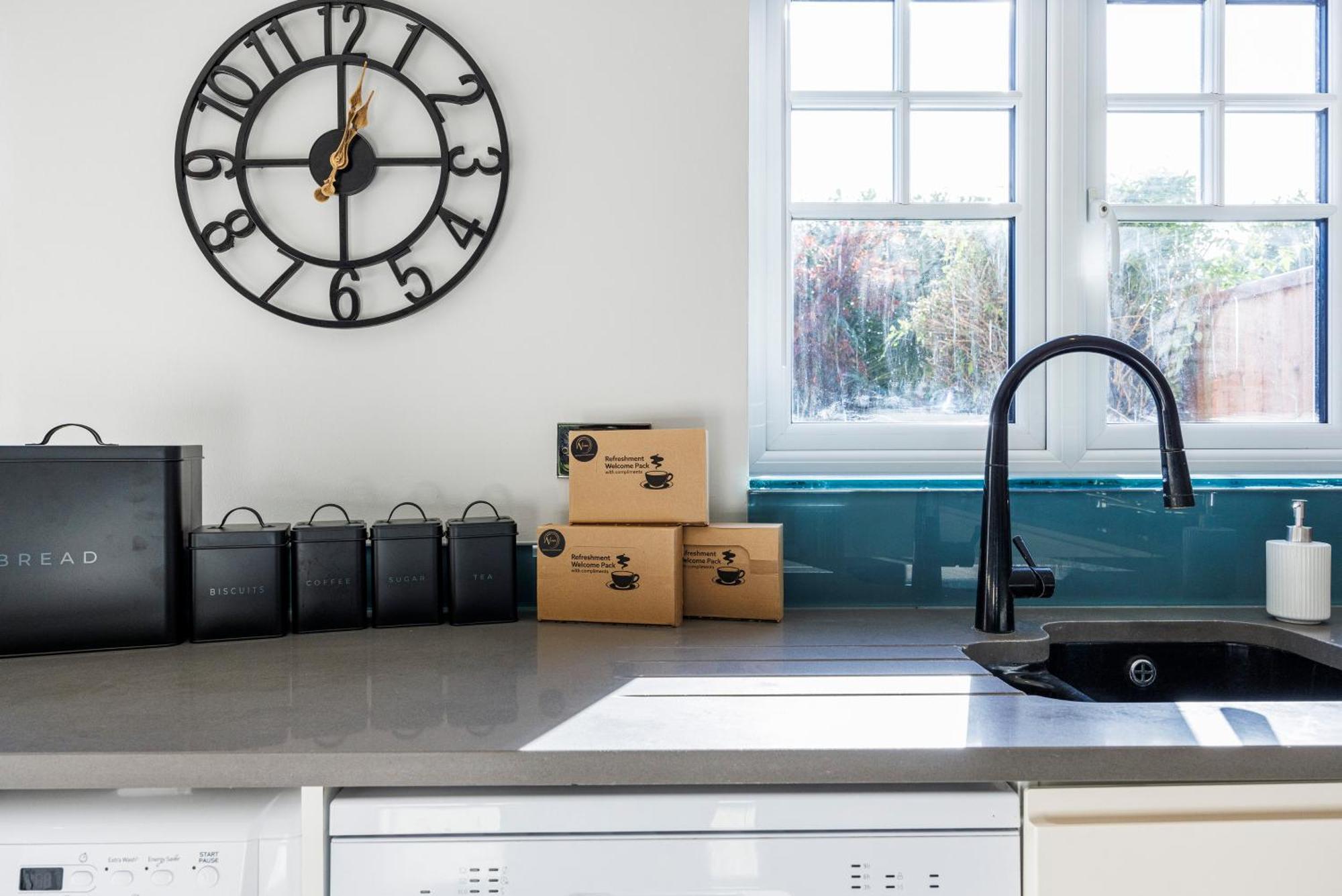 4 Bed Townhouse In Uxbridge Ideal For Families Or Contractors Hillingdon Exterior photo