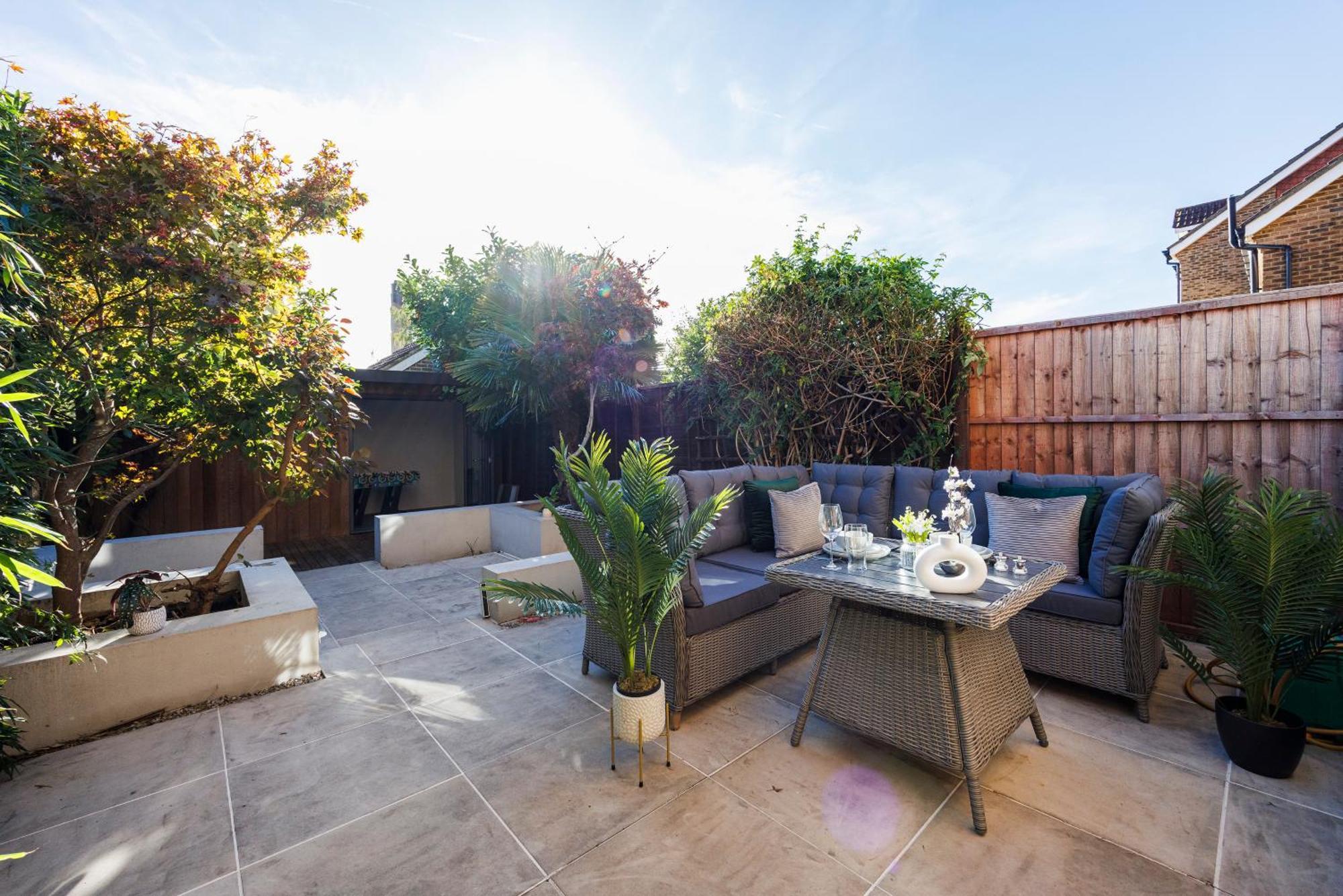 4 Bed Townhouse In Uxbridge Ideal For Families Or Contractors Hillingdon Exterior photo