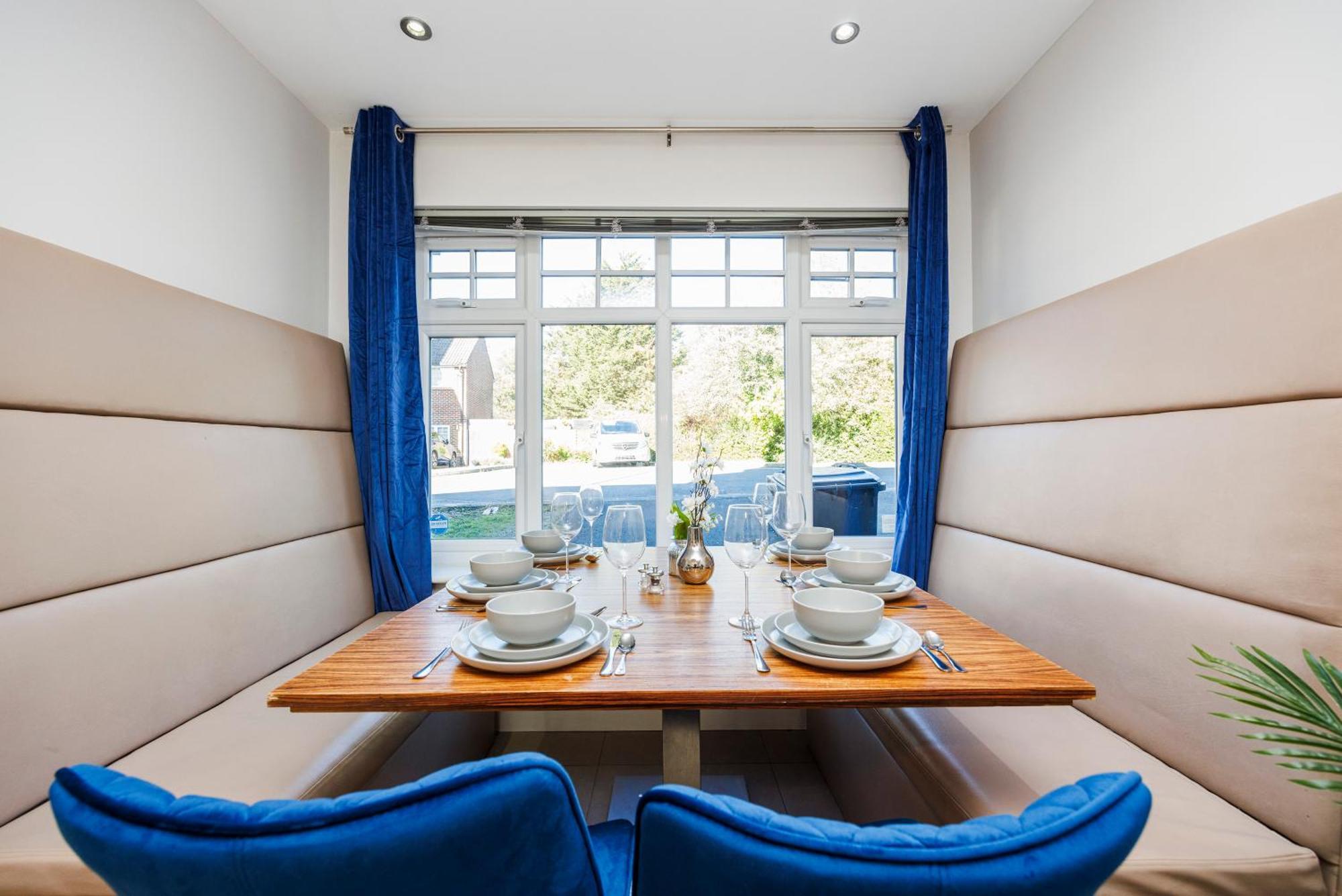 4 Bed Townhouse In Uxbridge Ideal For Families Or Contractors Hillingdon Exterior photo