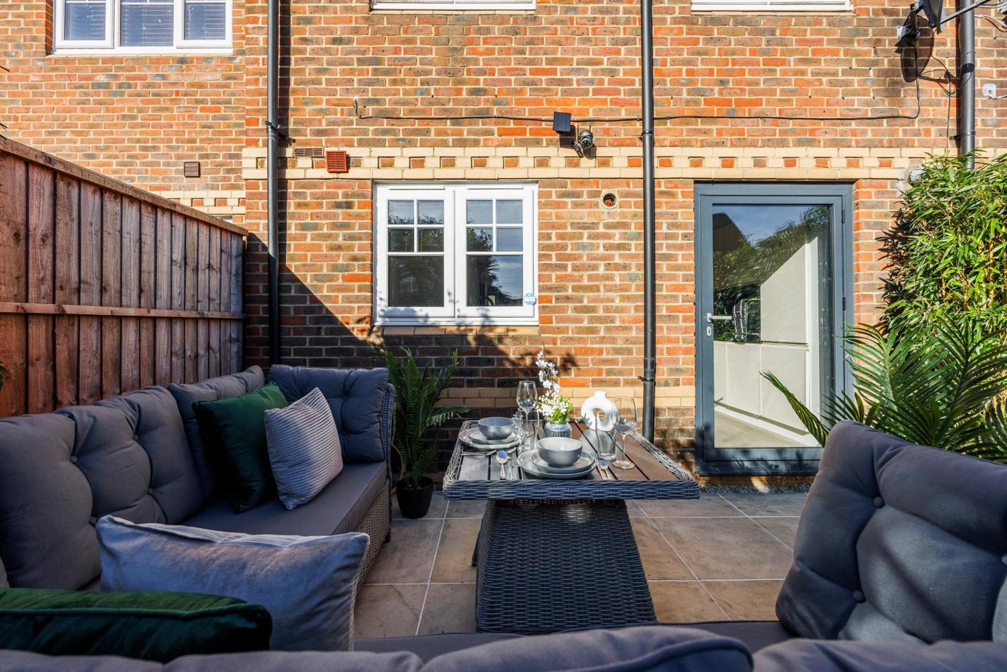 4 Bed Townhouse In Uxbridge Ideal For Families Or Contractors Hillingdon Exterior photo