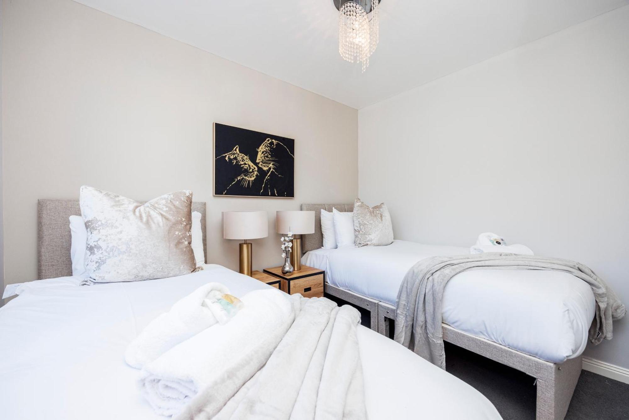 4 Bed Townhouse In Uxbridge Ideal For Families Or Contractors Hillingdon Exterior photo