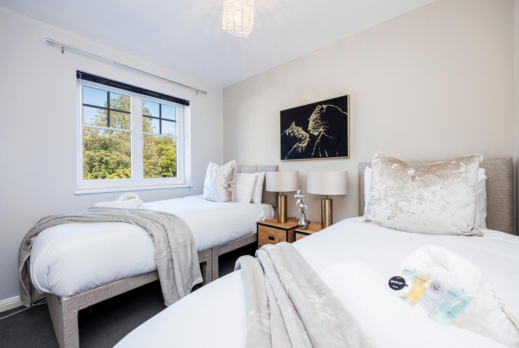 4 Bed Townhouse In Uxbridge Ideal For Families Or Contractors Hillingdon Exterior photo