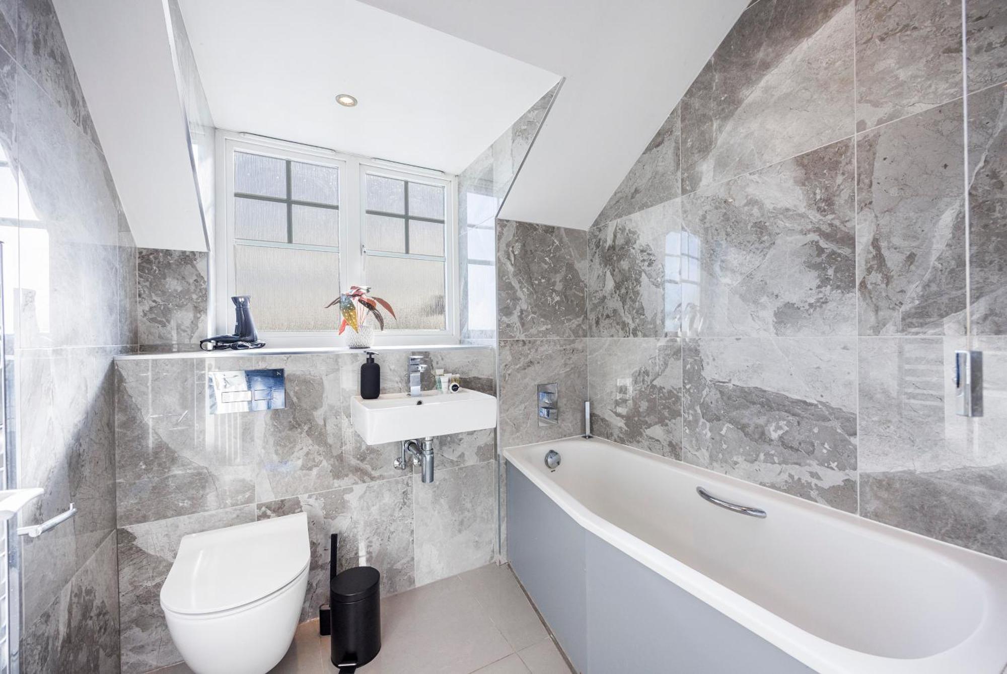 4 Bed Townhouse In Uxbridge Ideal For Families Or Contractors Hillingdon Exterior photo