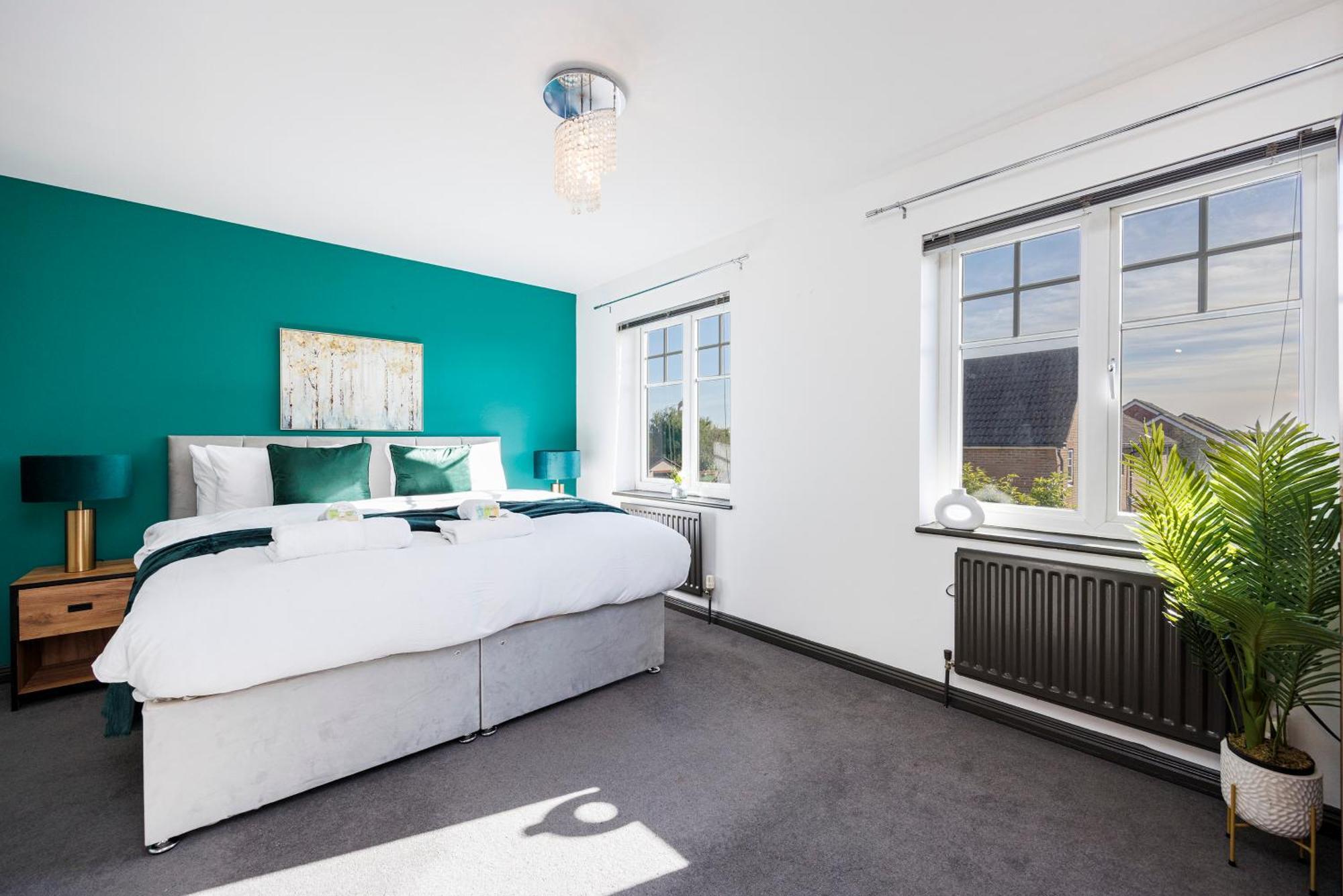 4 Bed Townhouse In Uxbridge Ideal For Families Or Contractors Hillingdon Exterior photo